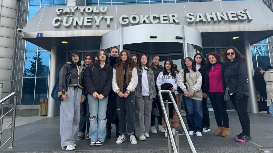 OKULUMUZ ÖĞRETMENLERİ VE ÖĞRENCİLERİ KÜLTÜR, EDEBİYAT VE KÜTÜPHANECİLİK KULÜBÜNÜN ETKİNLİĞİ ÇERÇEVESİNDE ANKARA DEVLET TİYATROSUNUN “ÖTEKİ” OYUNUNU, HEP BİRLİKTE İZLEDİ.